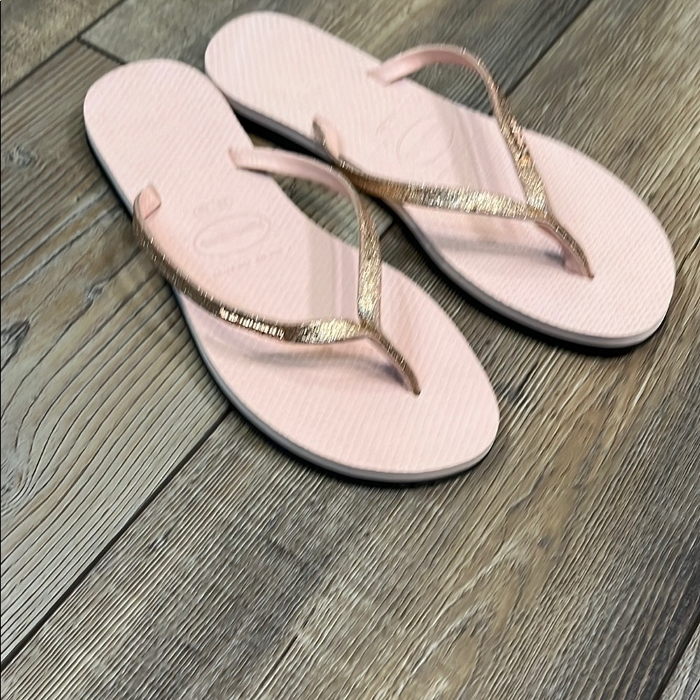 NWT’s HAVIANAS You Shine Rose Pink Metallic Flip Flops, size 6